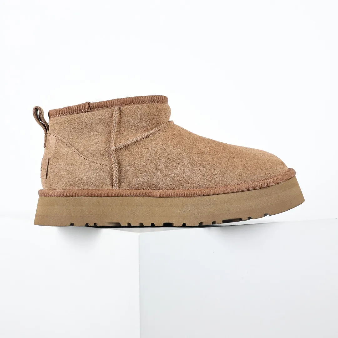 Pick up locally 💰560 Core recommended good price It is a very suitable choice for home furnishings. In the new year, uug launched a series of styles, which are partial to the preferences of young consumers and have also moved to the forefront of fashion trends. Shoe body material: water-repellent coated suede upper, 17 mm UGGPURE™ implantable wool insole, lightweight non-slip and comfortable rubber outsole, with brand LOGO and trademark, with full packaging Size: 35 36 37 38 39 40